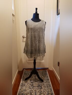 Ultra Pink Sleeveless Layered Crochet Lace Tunic Top - Light Gray-Green